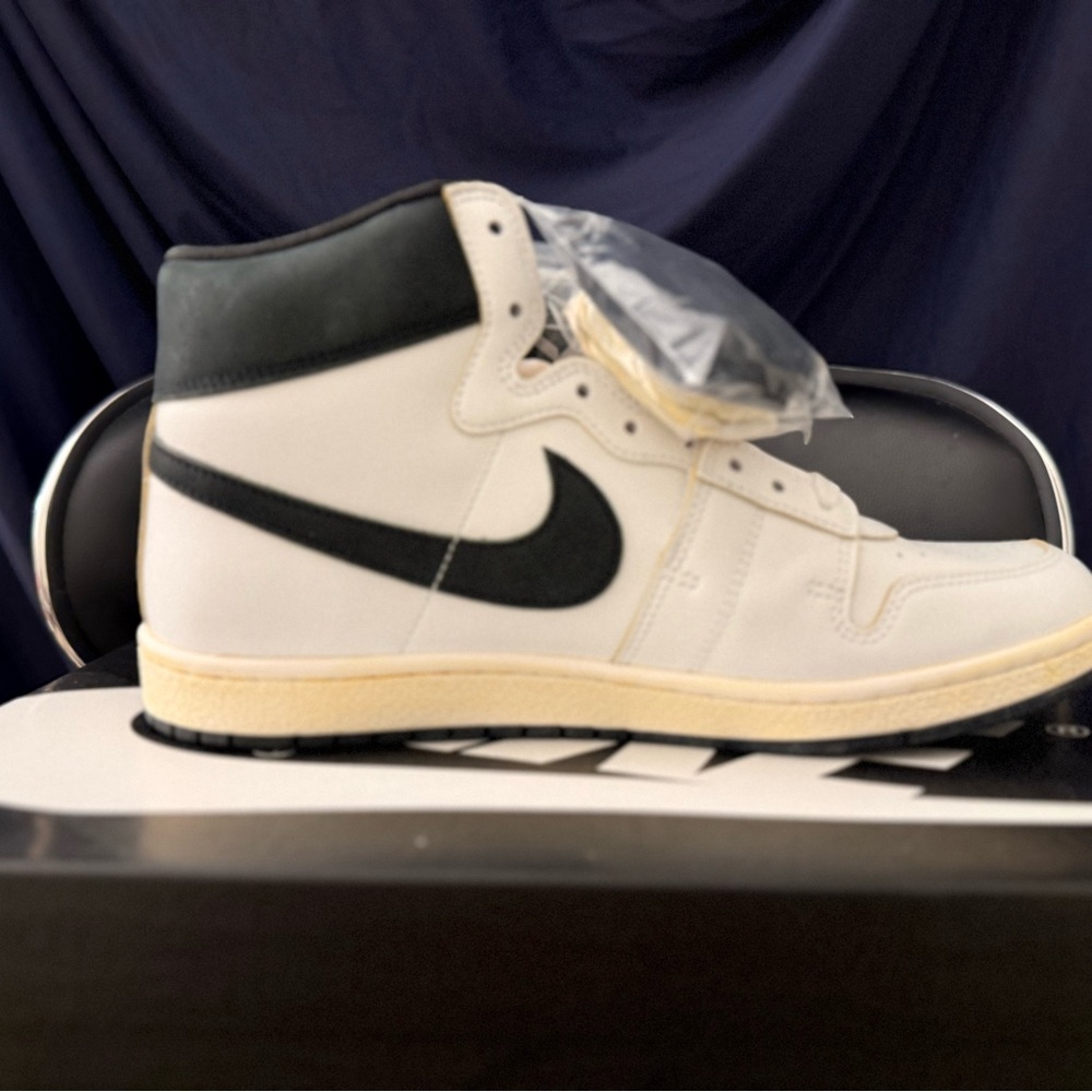 Nike Men's Cream and Black Sneakers